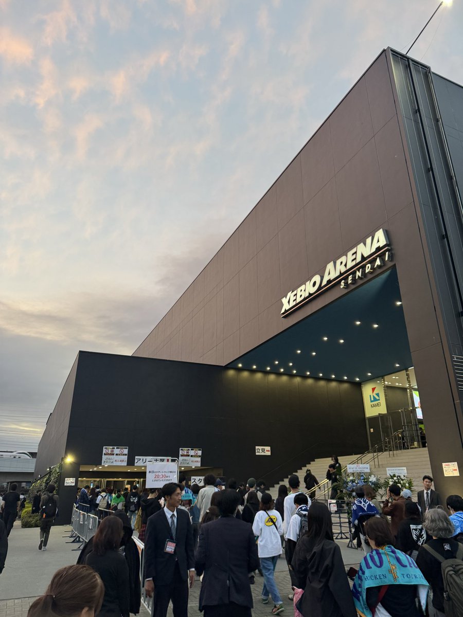 ryujiuso's tweet photo. 2日前のBUMPのライブ、一緒に行った妻と余韻に浸って語りまくりました。
感情がいまだに追いつかない。
とにかくやばすぎた。 https://t.co/JFPox431wZ