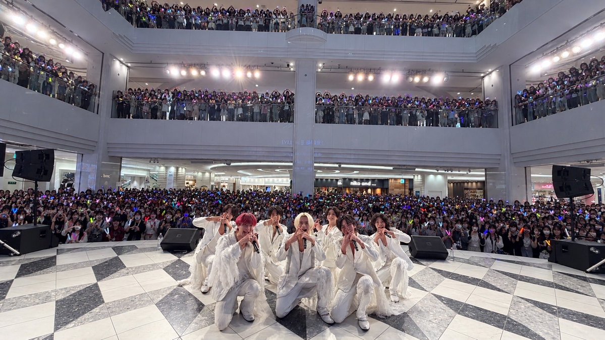 100stars_100's tweet photo. 10/6 音楽劇場-Free LIVE-
#ワンスタ
┈┈┈┈┈┈┈┈┈┈┈┈┈┈┈┈┈┈

お越しいただいた皆様ありがとうございました🙌🏻🌟

\\今日は池袋サンシャイン噴水広場//
特別な場所で皆様に100STARSの音楽をお届け出来たこと凄く嬉しく思います！⛲️✨✨

そして‼️
本日の「めっちゃ握手会」にも沢山のご参加ありがとうございました😊🤝
ミリオンズも！初めましての方も！
フリーライブにてまだまだご参加頂けますので是非次回のフリーライブにもお越しください🌟✨

次に100 STARSに会えるのは🌈🙌🏻

【10/11 推しに全速！MEN'S IDOL×BOAT RACE TODA SPECIAL DAY🚤】
皆様のご来場お待ちしております‼︎