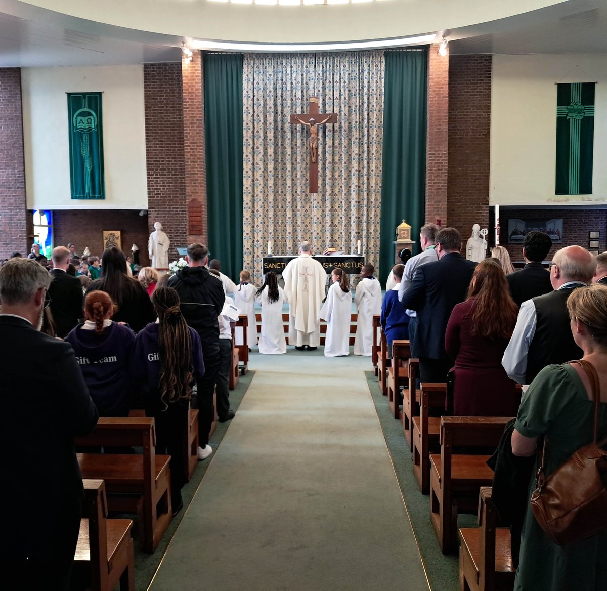 STOC_CAT's tweet photo. Brilliant to see so many of our schools represented at the joyous start of year Mass this afternoon at St Patrick's RC Church, Rochdale.

Thanks to Father Robert for the service, ably supported by many wonderful readers from the host schools @stpatsrochdale + @RcIngham. ✝💙🛐 https://t.co/nwFhaNaEI1