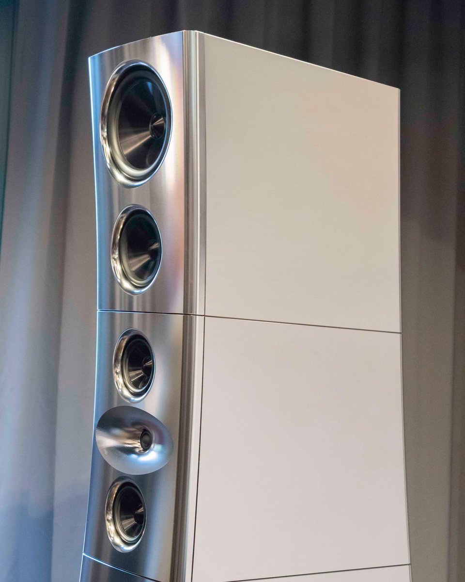 AudioVideoWars's tweet photo. 1 145 000 euro za parę. YG Acoustics ULTIMATE TITAN to 460 kg i ponad 2 metry wysokości na kolumnę oraz membrany frezowane CNC z bloku aluminium. Posłuchacie ich u RCM. 💥

📍 PGE Narodowy, Studio TV3. 23-25.10
🎫 https://t.co/PWsDDSJnHM
#AudioVideoShow https://t.co/lDvUbDvmbV