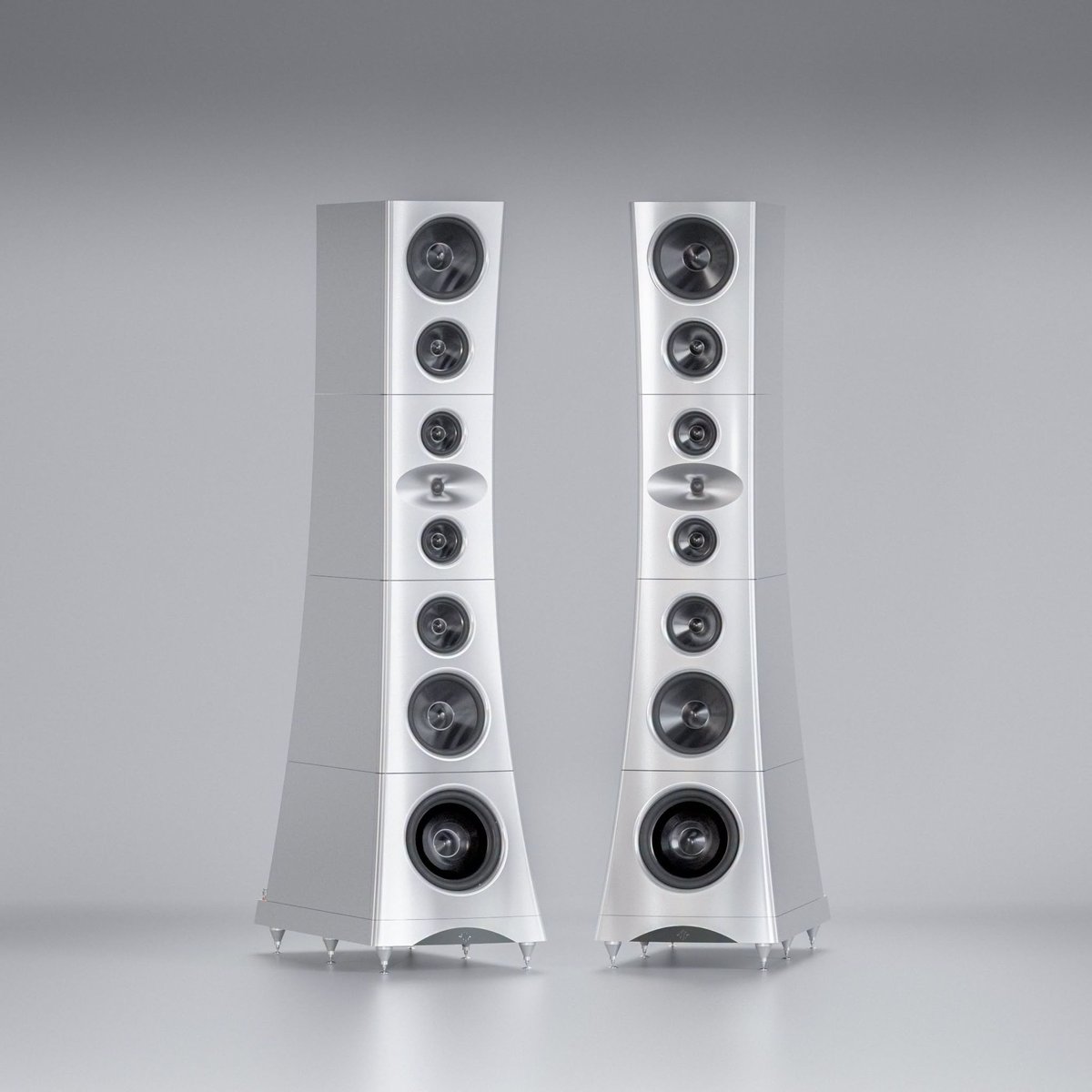 AudioVideoWars's tweet photo. 1 145 000 euro za parę. YG Acoustics ULTIMATE TITAN to 460 kg i ponad 2 metry wysokości na kolumnę oraz membrany frezowane CNC z bloku aluminium. Posłuchacie ich u RCM. 💥

📍 PGE Narodowy, Studio TV3. 23-25.10
🎫 https://t.co/PWsDDSJnHM
#AudioVideoShow https://t.co/lDvUbDvmbV