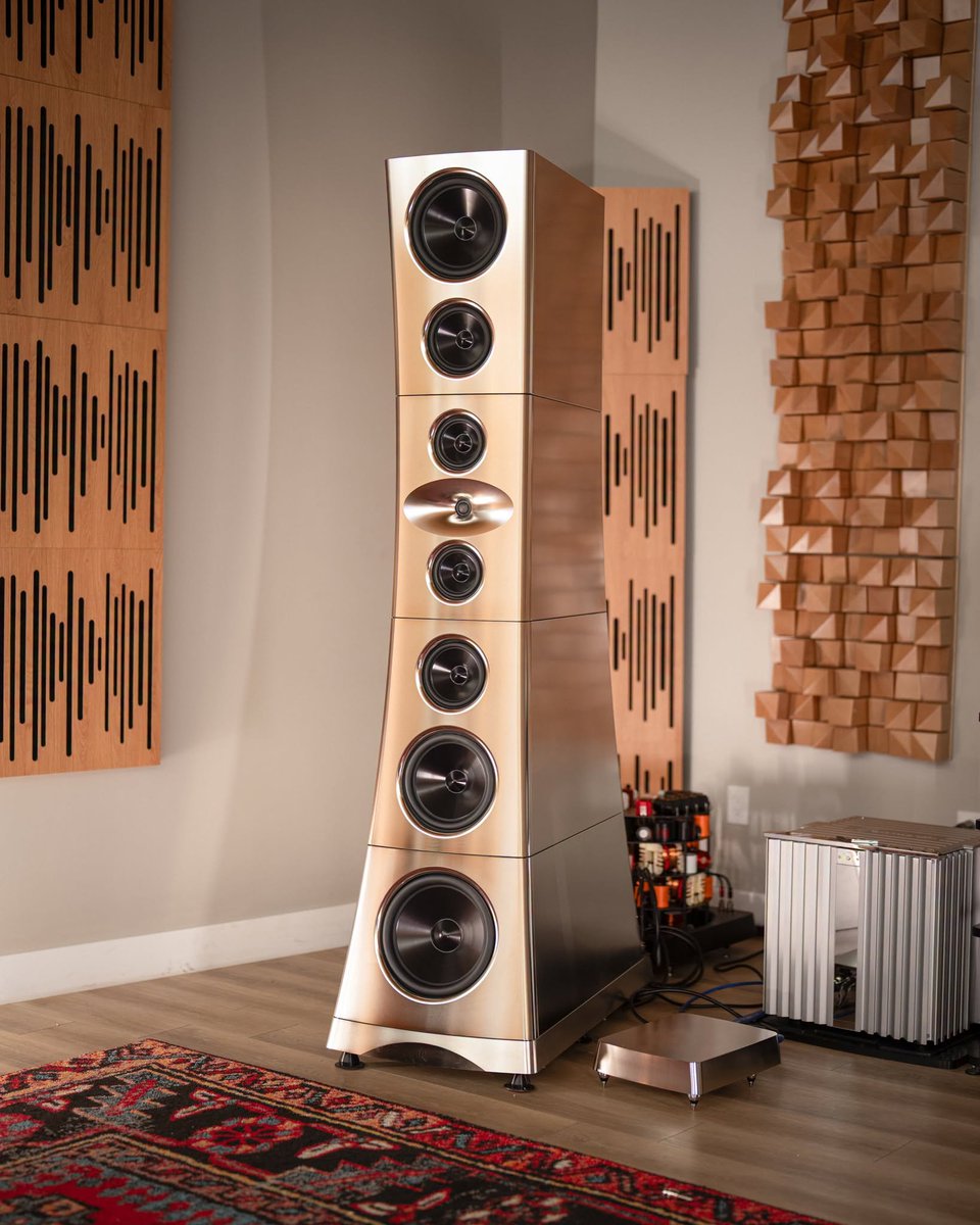 AudioVideoWars's tweet photo. 1 145 000 euro za parę. YG Acoustics ULTIMATE TITAN to 460 kg i ponad 2 metry wysokości na kolumnę oraz membrany frezowane CNC z bloku aluminium. Posłuchacie ich u RCM. 💥

📍 PGE Narodowy, Studio TV3. 23-25.10
🎫 https://t.co/PWsDDSJnHM
#AudioVideoShow https://t.co/lDvUbDvmbV