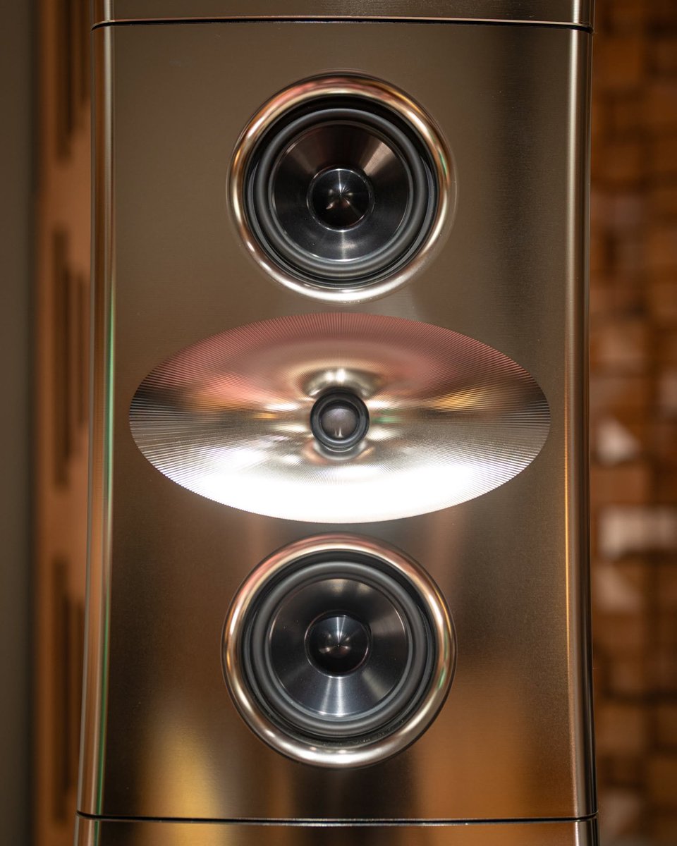 AudioVideoWars's tweet photo. 1 145 000 euro za parę. YG Acoustics ULTIMATE TITAN to 460 kg i ponad 2 metry wysokości na kolumnę oraz membrany frezowane CNC z bloku aluminium. Posłuchacie ich u RCM. 💥

📍 PGE Narodowy, Studio TV3. 23-25.10
🎫 https://t.co/PWsDDSJnHM
#AudioVideoShow https://t.co/lDvUbDvmbV
