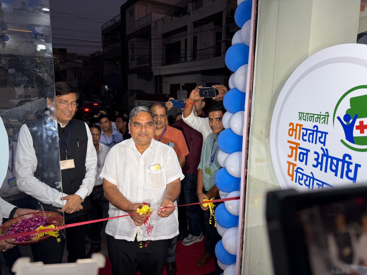 DakMla's tweet photo. आज जयपुर के मालवीय नगर में प्रधानमंत्री जन औषधि केंद्र का उद्घाटन किया। इस केंद्र के माध्यम से आमजन को गुणवत्तापूर्ण दवाइयाँ किफायती दरों पर उपलब्ध होंगी, जिससे जरूरतमंद परिवारों को स्वास्थ्य सेवाओं में आर्थिक राहत मिलेगी। 

प्रधानमंत्री श्री नरेंद्र मोदी जी के नेतृत्व में स्वास्थ्य सुविधाओं को सुलभ, सस्ती एवं जनहितकारी बनाने की दिशा में निरंतर कार्य किया जा रहा है।

#GautamDak #Jaipur #BjpGovernment
@narendramodi @BhajanlalBjp