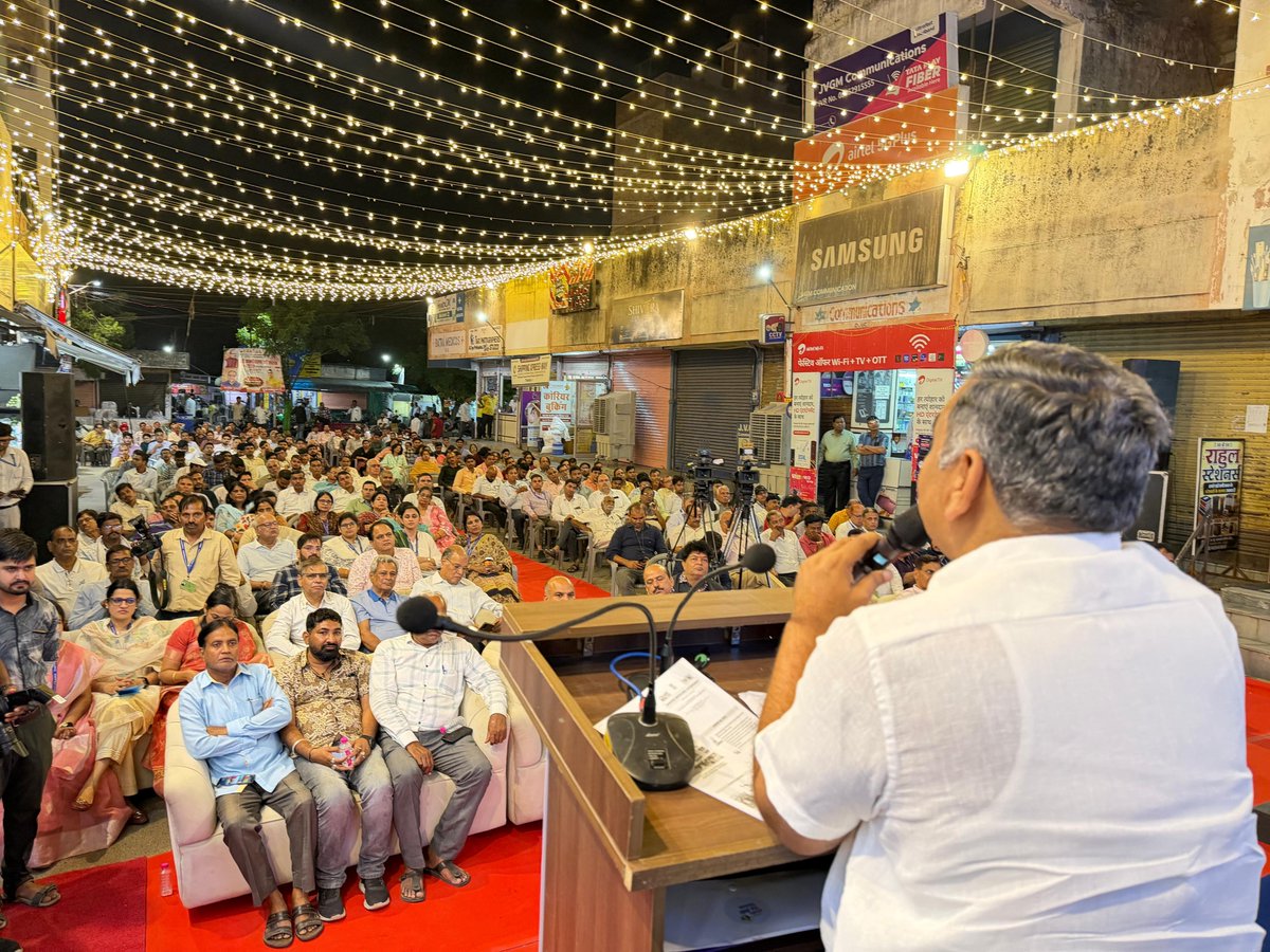 DakMla's tweet photo. आज जयपुर के मालवीय नगर में प्रधानमंत्री जन औषधि केंद्र का उद्घाटन किया। इस केंद्र के माध्यम से आमजन को गुणवत्तापूर्ण दवाइयाँ किफायती दरों पर उपलब्ध होंगी, जिससे जरूरतमंद परिवारों को स्वास्थ्य सेवाओं में आर्थिक राहत मिलेगी। 

प्रधानमंत्री श्री नरेंद्र मोदी जी के नेतृत्व में स्वास्थ्य सुविधाओं को सुलभ, सस्ती एवं जनहितकारी बनाने की दिशा में निरंतर कार्य किया जा रहा है।

#GautamDak #Jaipur #BjpGovernment
@narendramodi @BhajanlalBjp