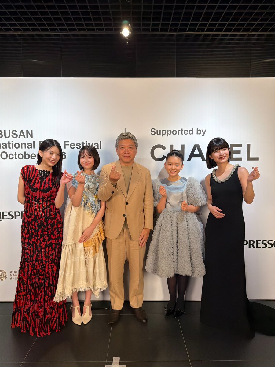 lookback_movie's tweet photo. ║✦第31回 釜山国際映画祭へ🇰🇷✦║

『#実写ルックバック』チームで
オープニングレッドカーペットに参加しました！
レッドカーペット直前の一枚📸✧

世界各地を巡ってきた『ルックバック』、
韓国・釜山でもいよいよ上映です！🎬

#釜山国際映画祭
#BIFF2026
#実写ルックバック https://t.co/kjas6W4KEY