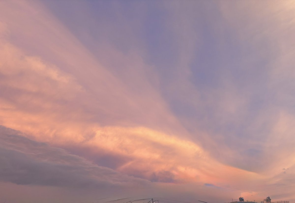smiyk1985's tweet photo. 今日の夕焼け真っ赤で綺麗だったなぁ https://t.co/YjycERCW33
