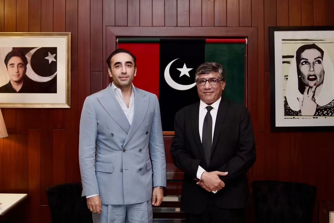 PPPAltaCanada's tweet photo. کراچی: پاکستان پیپلزپارٹی کے چیئرمین بلاول بھٹو زرداری سے پیپلز لائر فورم پنجاب کے صدر راحیل کامران چیمہ نے بلاول ہاؤس میں ملاقات کی اور پی ایل ایف کی کارکردگی پر بریفنگ دی۔
@BBhuttoZardari https://t.co/s20SYQzpYj