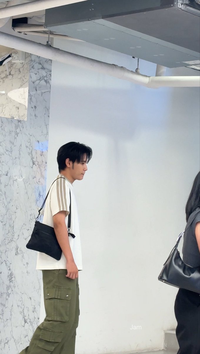 blackjamieb's tweet photo. @murasakihana02 มาแน้ววว หนูเห็นเขาตอนที่อยู่หน้าตู้เค้กกับตอนที่เดินมาจุ่มพี่คริสค่ะ แต่มีจังหวะป๊ะกันนิดนึงตอนที่หนูไปสั่งเค้กกลับบ้านค่ะ อึ้งอยู่เพราะรู้สึกว่าตัวจริงหล่อกว่าที่เคยเห็นในรูปมากเลยค่ะ หล่อสะอาดปราศจากเวรกรรม แอบให้ไวบ์พระเอกซีรี่ส์ญี่ปุ่นฮะ บอกไม่ถูกแต่หนูว่าพี่เจนเข้าใจหนู🥺 https://t.co/uzOxbUDuTu