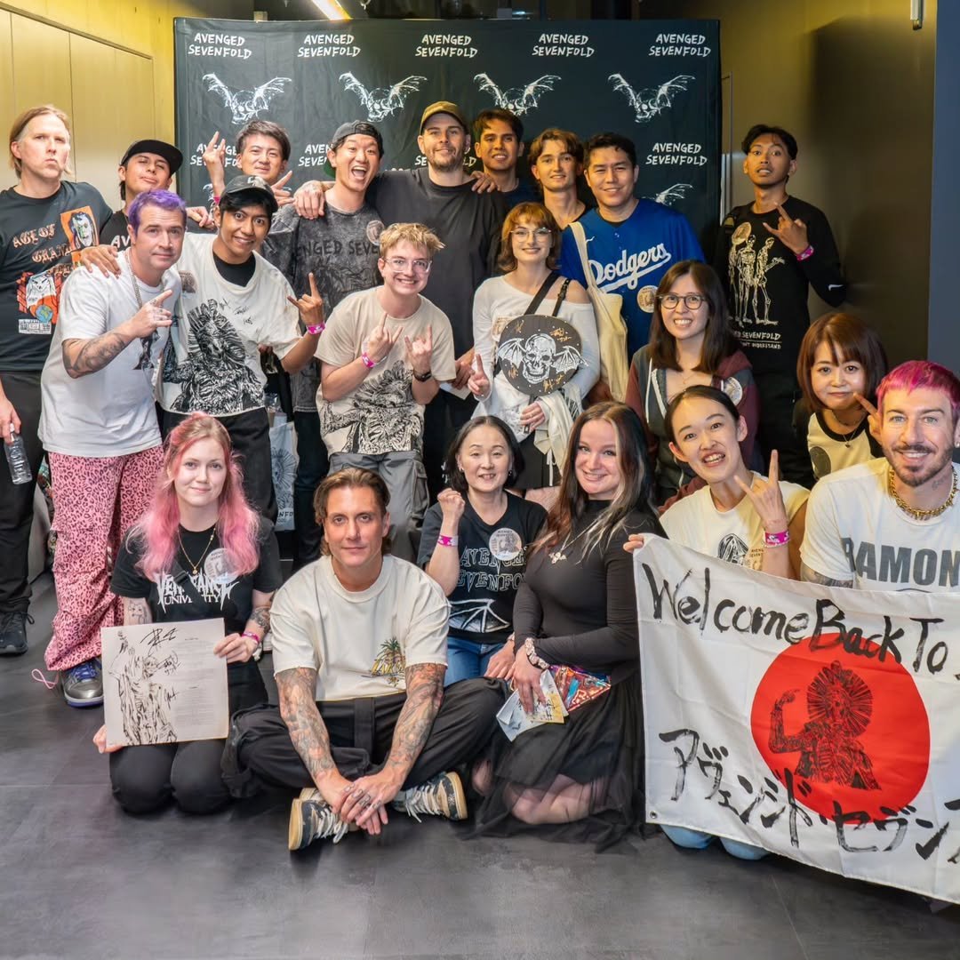 infosevenfold's tweet photo. 📷 | Integrantes do Avenged Sevenfold em Meet &amp; Greet no Japão, durante a turnê que está acontecendo na Ásia.

📍 Quem souber de quem é a foto, pode avisar para os devidos créditos. https://t.co/mMWbbdOYAd