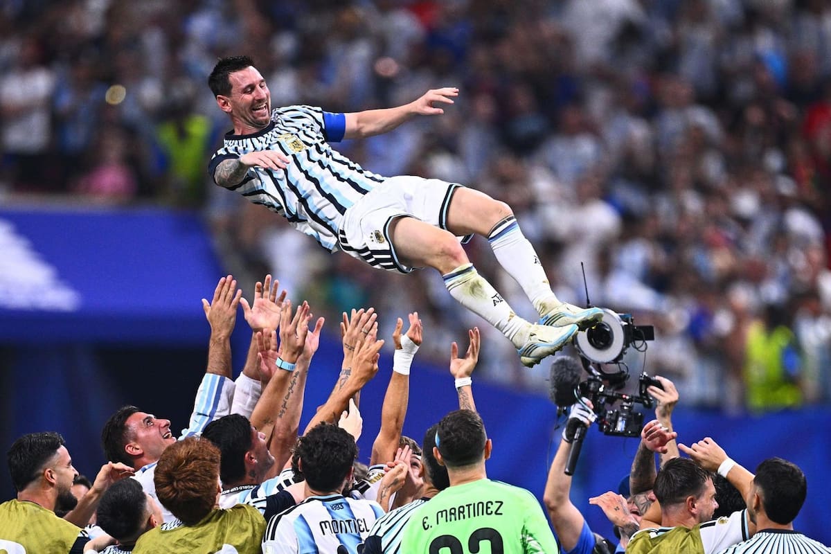 fflorcabj's tweet photo. Soy de la generación que al primer recuerdo de Messi, se le viene la foto 1. A más conciencia, la dupla con Román y un olímpico antes. Después, el resto fue una historia hermosa de amor y compromiso total con la albiceleste. Este día, va a costar mucho. https://t.co/xH3936RpLs