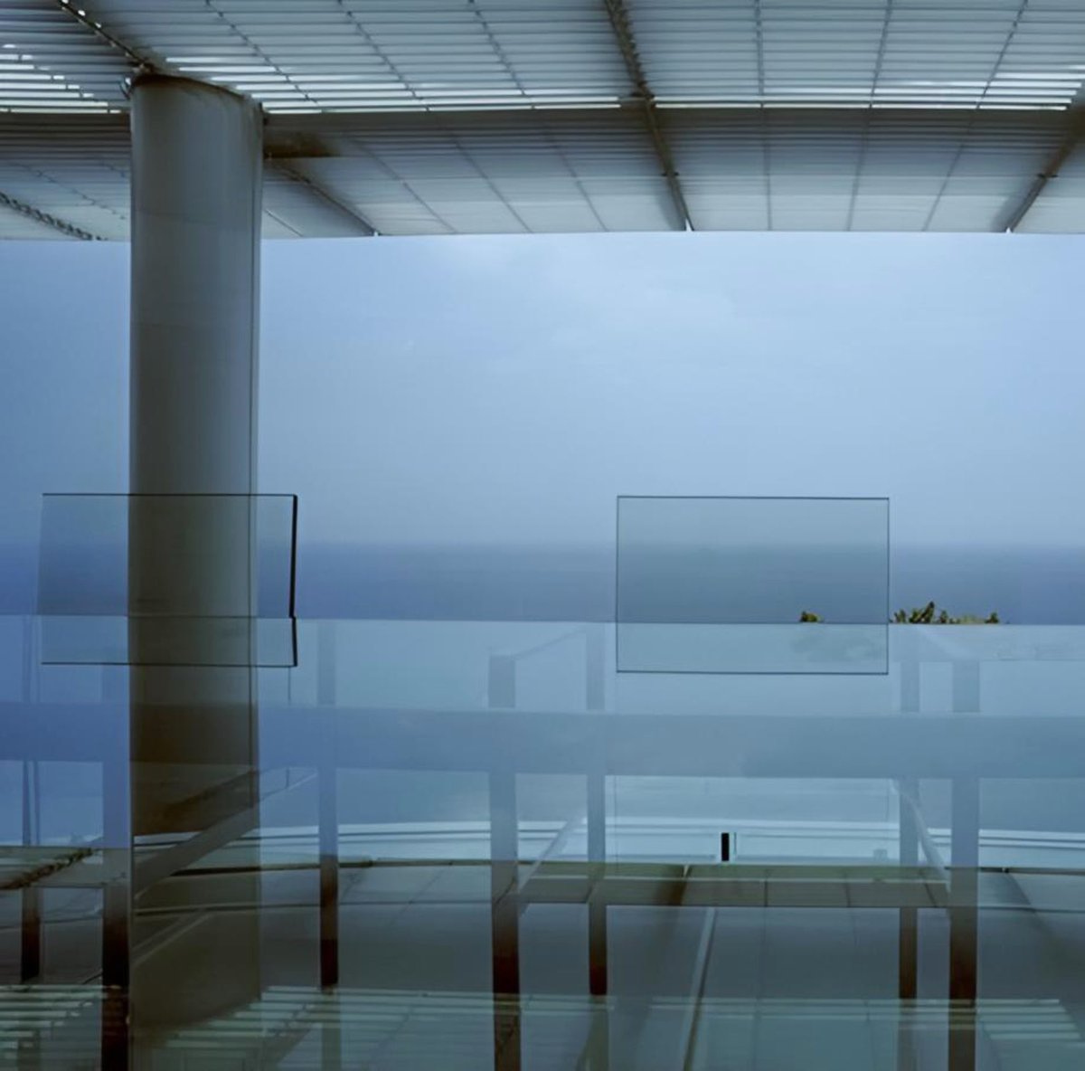 luusssso's tweet photo. The dining room at Kengo Kuma’s Water/Glass House in Atami, Japan would make an incredible filming location https://t.co/bg8h9XdUgW