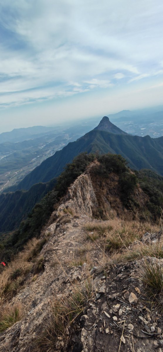 BaileyGraijwy's tweet photo. "Hoy subí esa montaa 趟脑慈峦那, disfruté cada paso en la cima con aire fresco y paisajes increíbles! "， https://t.co/ISmiy441R7
