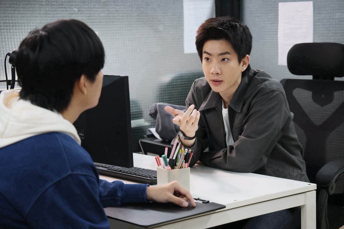GunShotSeries's tweet photo. วันนี้เฮียกับตี๋เล็กมีเรื่องปรึกษากัน ไหนเดาซิว่าเรื่องอะไร 😁

//สำหรับซีนวันนี้ของมินิเป็นซีนสปอยล์น้าา ไว้รอติดตามคิวต่อไปค้าบบ 
#GunshotSeries #GMMTV
@off_tumcial @winny_thanawin https://t.co/PamkDq8kwW