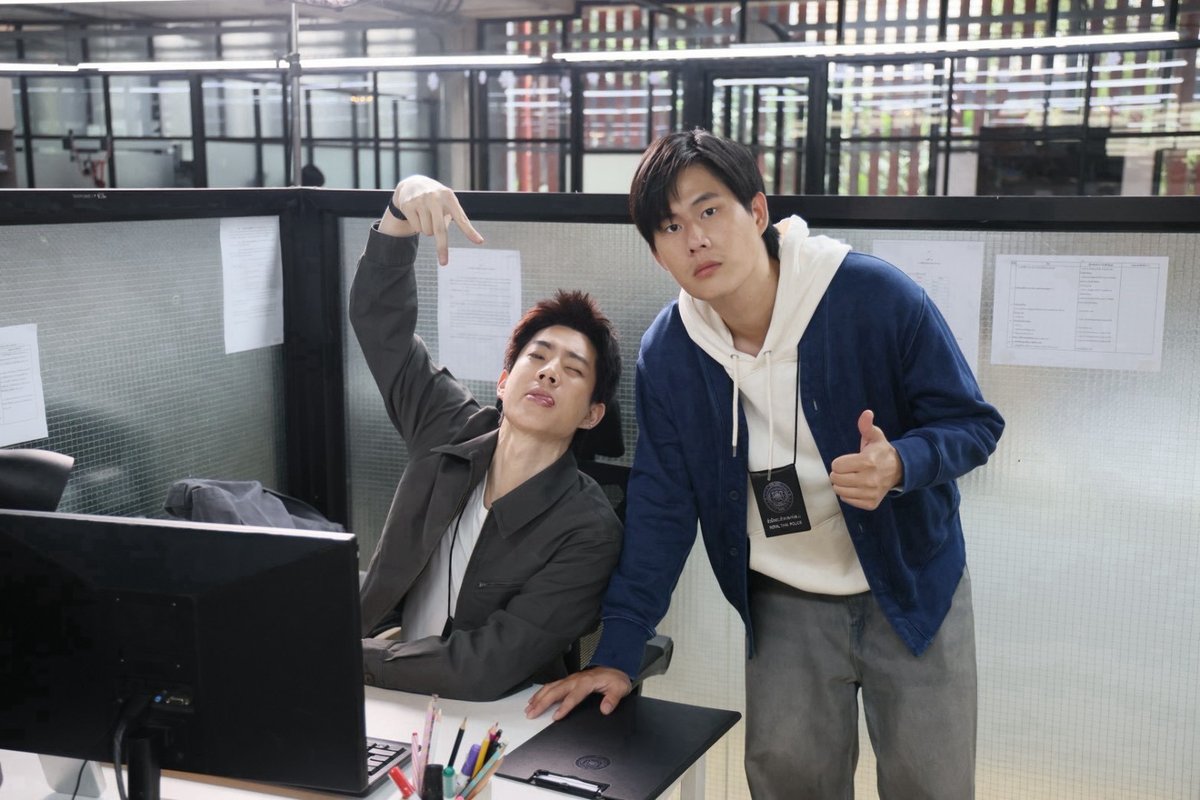 GunShotSeries's tweet photo. วันนี้เฮียกับตี๋เล็กมีเรื่องปรึกษากัน ไหนเดาซิว่าเรื่องอะไร 😁

//สำหรับซีนวันนี้ของมินิเป็นซีนสปอยล์น้าา ไว้รอติดตามคิวต่อไปค้าบบ 
#GunshotSeries #GMMTV
@off_tumcial @winny_thanawin https://t.co/PamkDq8kwW
