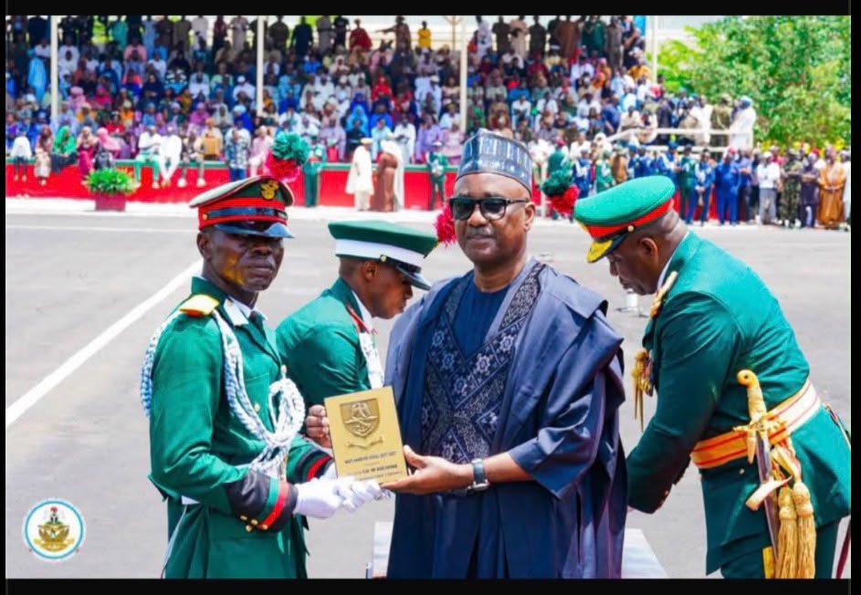 iamifeanyichuks's tweet photo. Flying Officer IM Adeshina was one of the officers who recently passed out from NDA (NAF BC3). He emerged as the best overall in the NAF category. We congratulated him just last week. Sadly, he was among those we lost. https://t.co/RAGPkKc8Tt