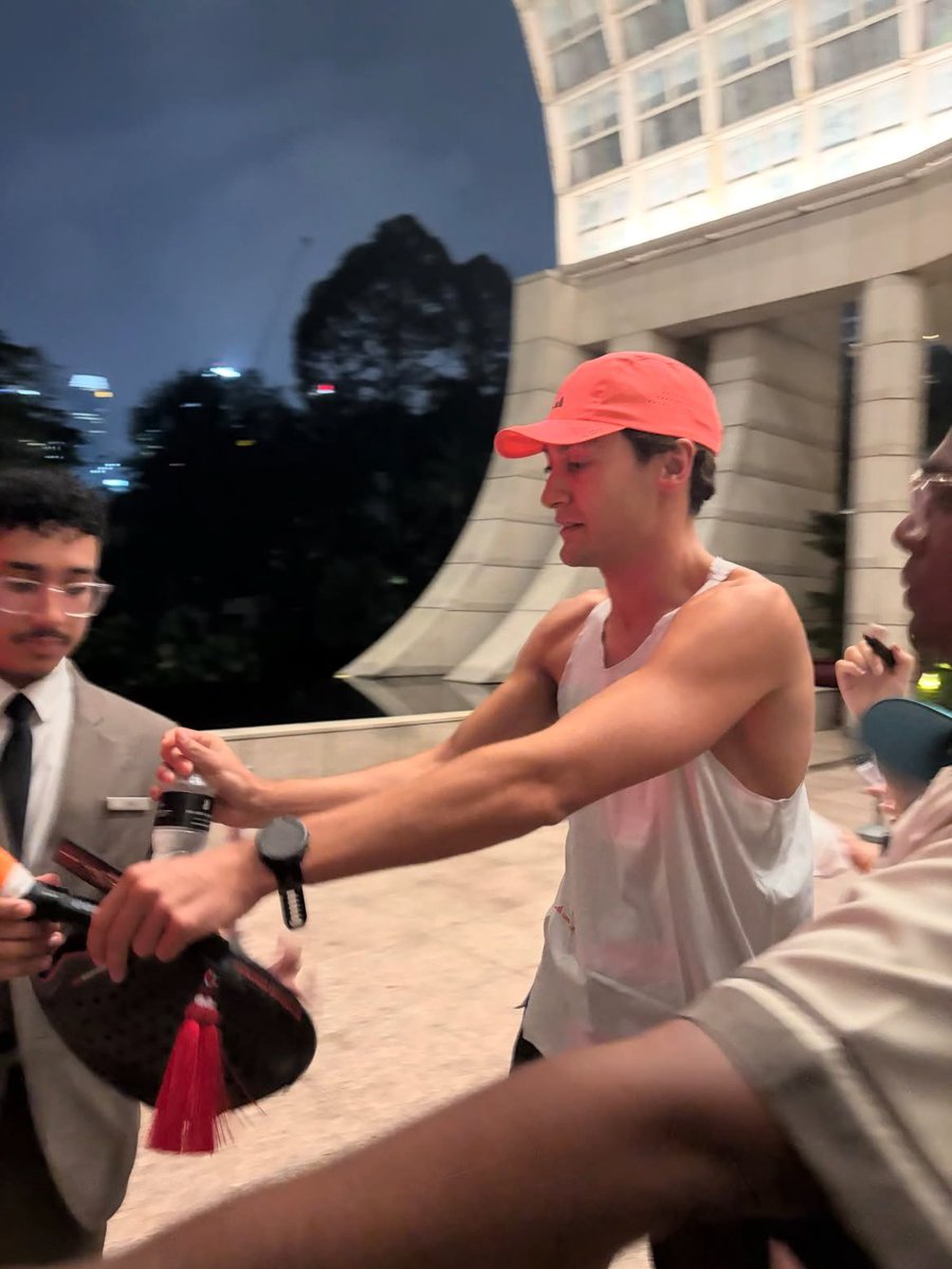 weraugoing's tweet photo. bro is fine as hell, i gasped https://t.co/EjT9hrlFg4