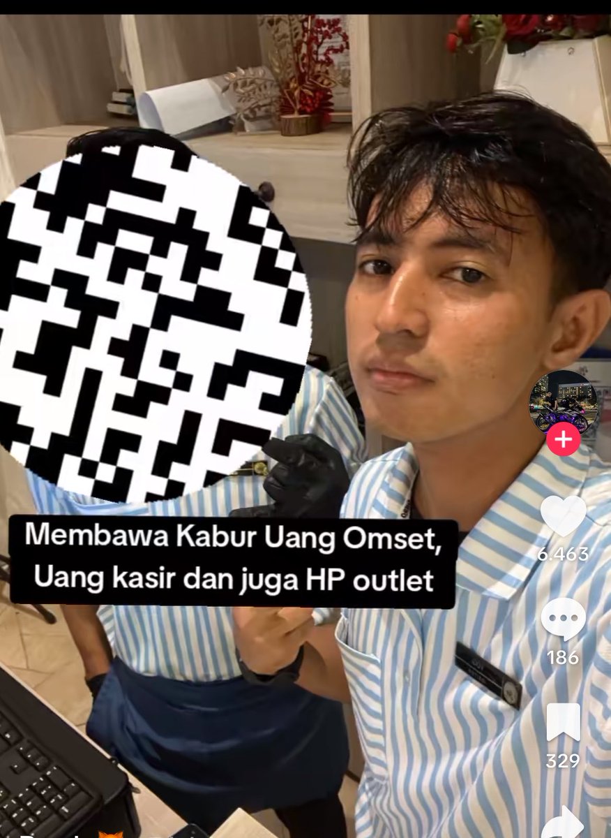 bynn28's tweet photo. Dicari orang yang seperti difoto..

jika ada melihat orang tersebut mohon dibantu info nya

Kronologi:

orang tersebut dulunya mantan karyawan

jadi sudah tau segala kondisi restaurant tersebut

dia sudah dimana letak kunci kasir, kunci brankas dan tempat dimana HP outlet diletak.

Ditanggal 03 Oktober jam 04:06 subuh orang ini membongkar pintu outlet lewat belakang dan membawa uang omset restaurant, uang kasir begitu juga HP Outlet.

jam 04 subuh bobol restaurat, dijam 08 pagi nya dia langsung berangkat ke Bintan dapat info dari kakaknya setalah kami datangi kost an kakaknya.