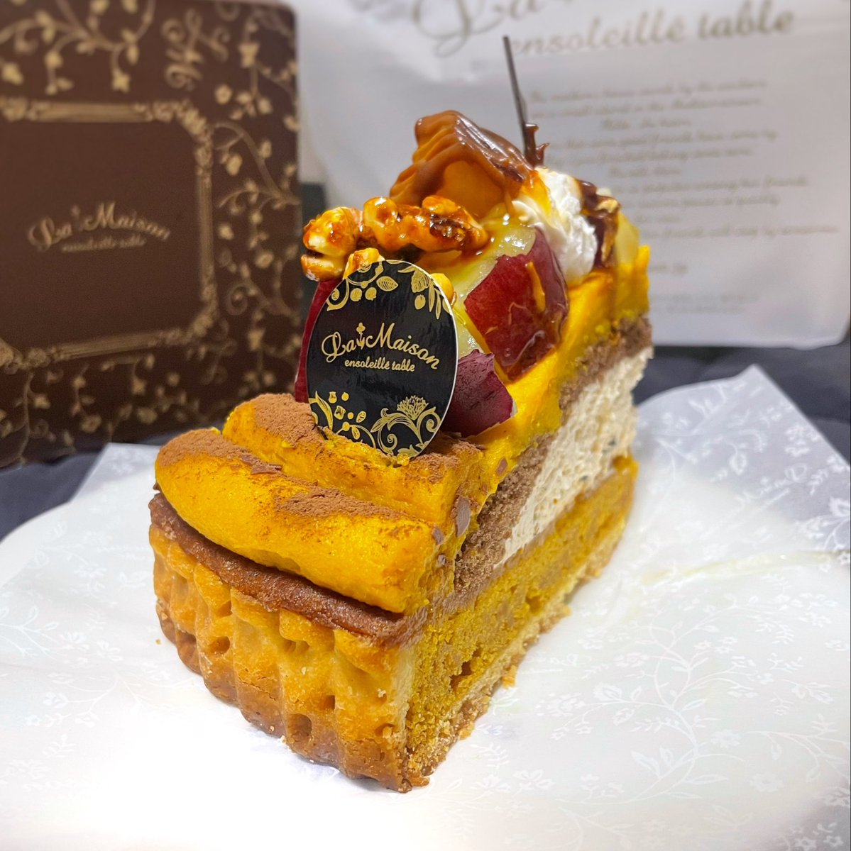 PyxisSweets's tweet photo. ラ・メゾン アンソレイユターブル 「紅はるかとかぼちゃのキャラメルクッキークリームタルト」🎃🍠🥧
ほっくり甘いかぼちゃクリームに、 濃厚なキャラメル、 更になめらかなさつまいもがのって
香ばしいナッツのカリッと感。 ひと口ごとに秋の味覚が押し寄せます。 
#秋スイーツ #かぼちゃタルト https://t.co/nMlXE1As0a