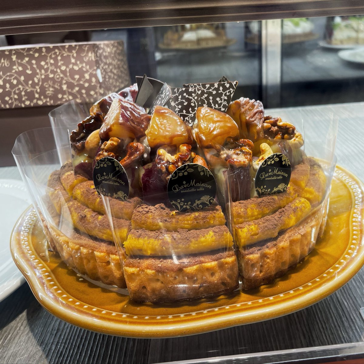 PyxisSweets's tweet photo. ラ・メゾン アンソレイユターブル 「紅はるかとかぼちゃのキャラメルクッキークリームタルト」🎃🍠🥧
ほっくり甘いかぼちゃクリームに、 濃厚なキャラメル、 更になめらかなさつまいもがのって
香ばしいナッツのカリッと感。 ひと口ごとに秋の味覚が押し寄せます。 
#秋スイーツ #かぼちゃタルト https://t.co/nMlXE1As0a