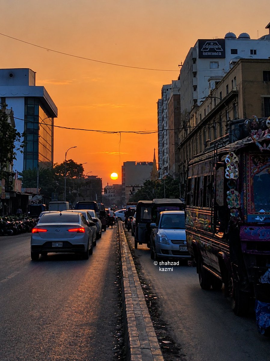 W_O_C_NFT's tweet photo. ایک اور شام بیت گئی
#sunset #dawn #sun #evening #streetphotography #asianphotographer #HIPA #agoraimages #Tribune #DawnNews #wwf https://t.co/tgT5khldIf