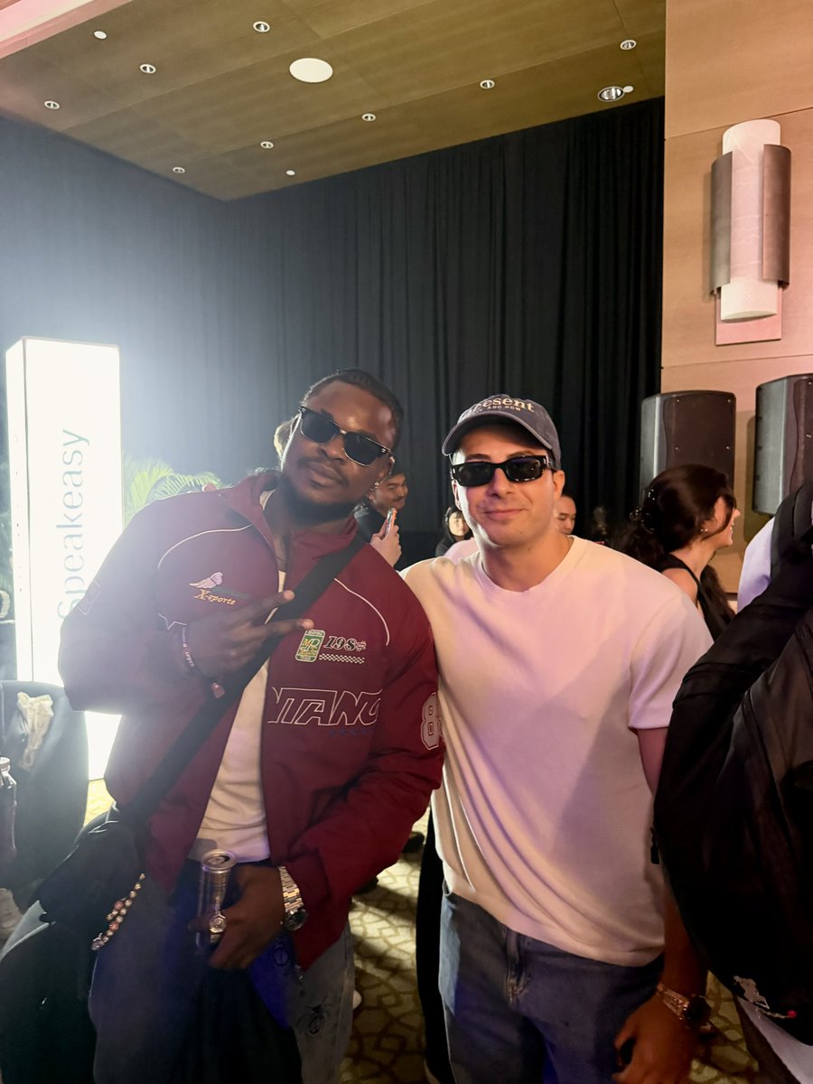 heisfeezy's tweet photo. Day 1 in Singapore and I met some legends on CT. 

Had to show up at 7 events and believe me, my body and soul is tired asf. 

Excited for the next few days of Token2049 in this beautiful city. https://t.co/3dr91mlu6J