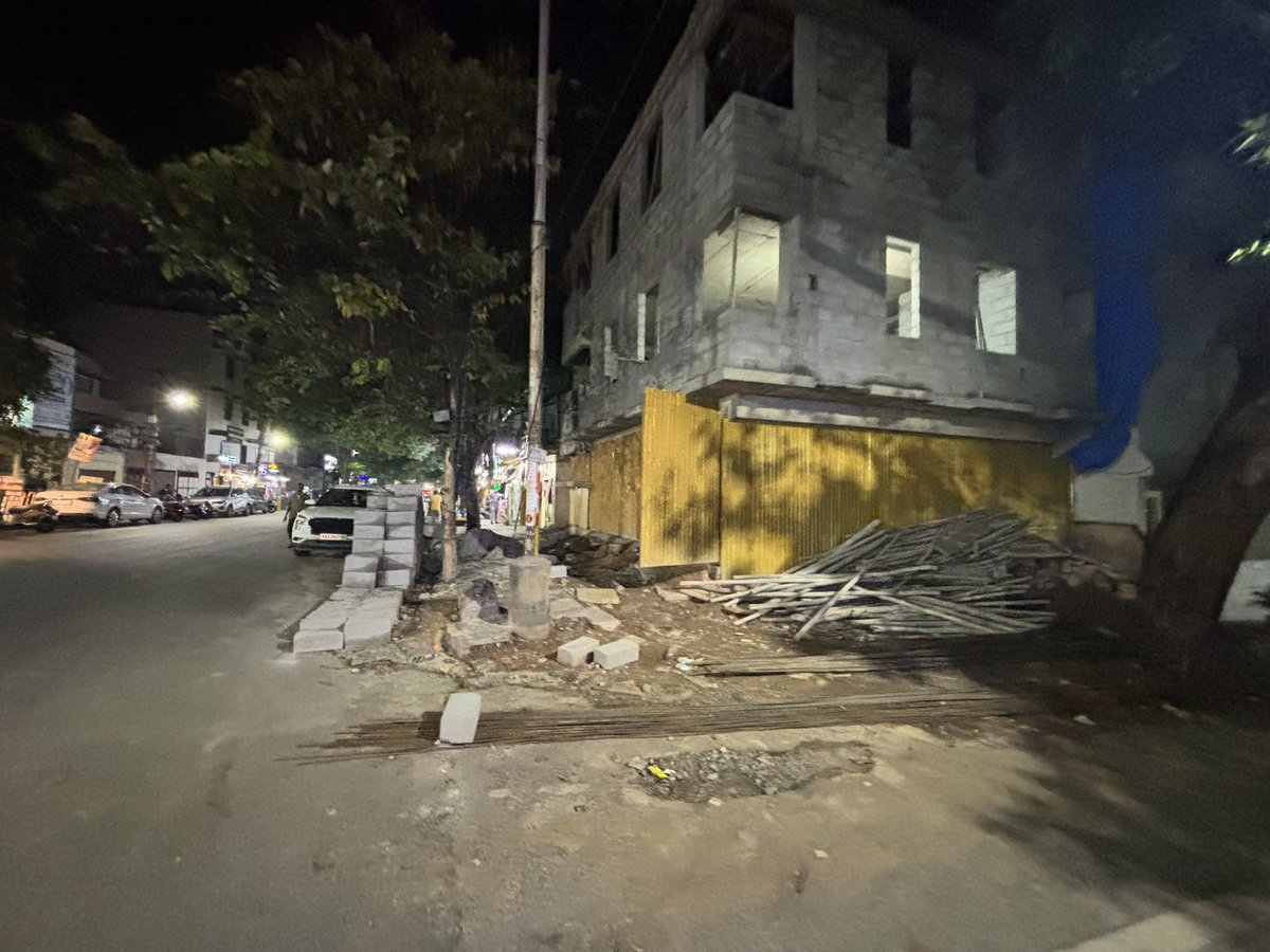AmoghJS7's tweet photo. @btppubliceye @Mvmtraffic @krishnabgowda @CMofKarnataka @ICCCBengaluru blocking of road and footpath on 19th main road 1 st block Rajajinagar near prashant hotel. Please take strict action and get it cleared. Inconvenience for pedestrians https://t.co/Dk87zfh3l1