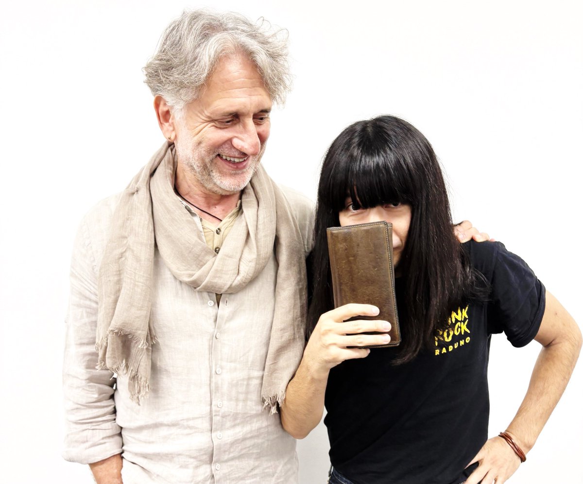 KJmonmonKiNGONS's tweet photo. イタリアンレザーが大好きな自分にとって
タンナーのバダラッシカルロ社は間違いなく世界一
バダラッシカルロ社のトップ
シモーネレミ氏と会えるなんて夢みたいだ
現実？
いや現実
こんなこともあるのか
幸せに包まれました
イタリアのフェス"PUNK ROCK RADUNO"
のTシャツにプエブロ財布を添えて https://t.co/RwvL3sSqj2