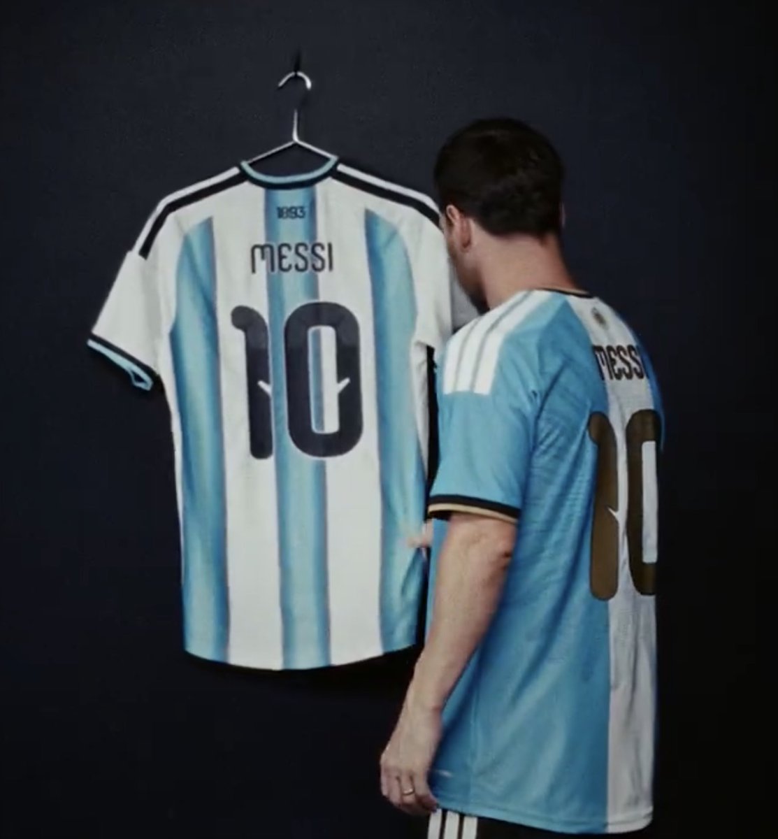 TouchlineX's tweet photo. 🚨🗣️Leo Messi: "The moment has arrived. I leave in peace, I gave it my all. This shirt was my dream, my pride, and my life."

"Thank you for loving me so much. I will always carry you with me." https://t.co/kG7vWpD700