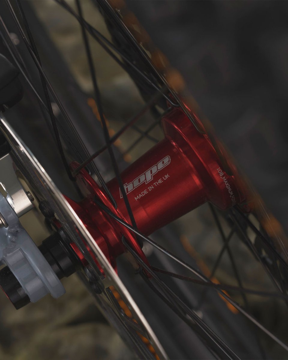Hopetech's tweet photo. Lancashire to Dresden.
A seriously good looking build from fellow Lancastrian and 2026 @srammtb Scholarship winner @hpbikeproject displayed at @bespoked.cc Dresden.

#bikecheck #ukmade https://t.co/vhCr8ByMMB