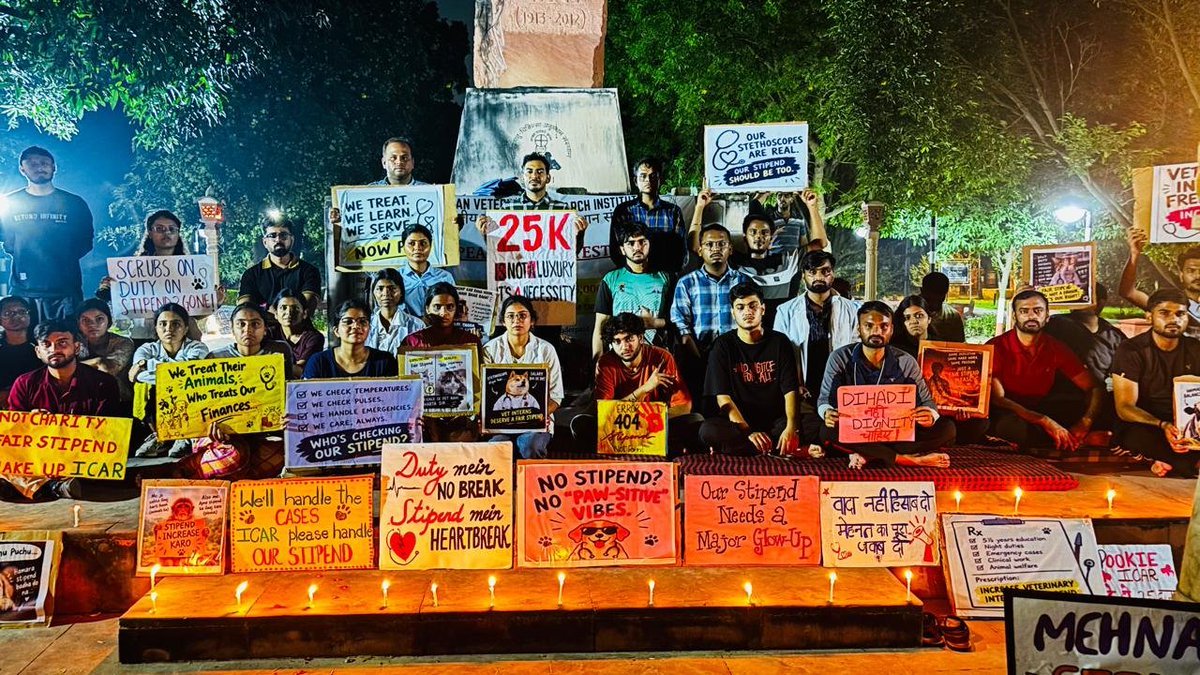 Prernaanuragi11's tweet photo. Dear, ICAR
तू इधर-उधर की न बात कर, ये बता कि क़ाफ़िला क्यूँ लुटा,
मुझे रहज़नों से गिला नहीं, तिरी रहबरी का सवाल है।
₹3,000/month is simply inadequate. Veterinary interns deserve fair compensation, dignity &amp; recognition.
@icarindia @ivri_1889 @ChouhanShivraj @dare_goi @CimmytMl https://t.co/eZr2g29ZDE