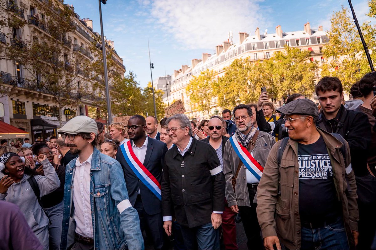 gabrielamard's tweet photo. ✊Soutien à la jeunesse mobilisée partout en France.

Ils et elles demandent des choses simples : des professeur·es, des infirmier·ères scolaires, des plafonds qui ne s'effondrent pas, des salles de classe où il ne fait pas 35 °C en été et 10 °C en hiver.

La jeunesse est en colère et mobilisée, écoutons-la !
#6octobre