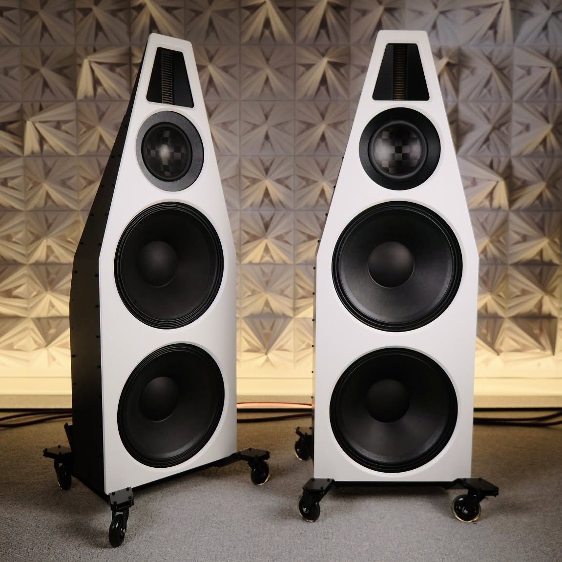 AudioVideoWars's tweet photo. Cztery 15-calowe woofery na parę, Mundorf AMT i konstrukcja bez klasycznej skrzyni. Polska marka VirtualHiFi pokaże kolumny Supernova dla fanów koncertowej skali. 🇵🇱

📍 Radisson Blu Sobieski. 23-25.10
🎫 https://t.co/PWsDDSJnHM
#AudioVideoShow https://t.co/IhGf0oESSr