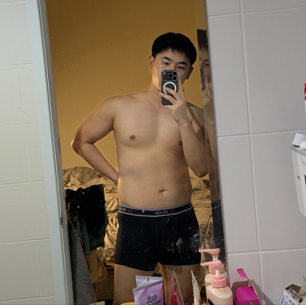 Guythitiphat's tweet photo. Chest day. https://t.co/ANYmXdxBsQ