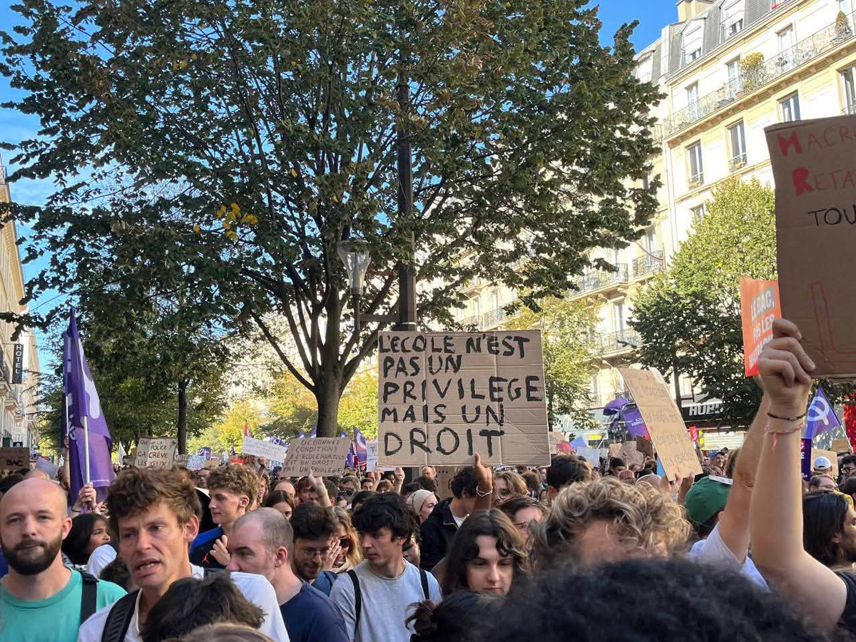 gabrielamard's tweet photo. ✊Soutien à la jeunesse mobilisée partout en France.

Ils et elles demandent des choses simples : des professeur·es, des infirmier·ères scolaires, des plafonds qui ne s'effondrent pas, des salles de classe où il ne fait pas 35 °C en été et 10 °C en hiver.

La jeunesse est en colère et mobilisée, écoutons-la !
#6octobre