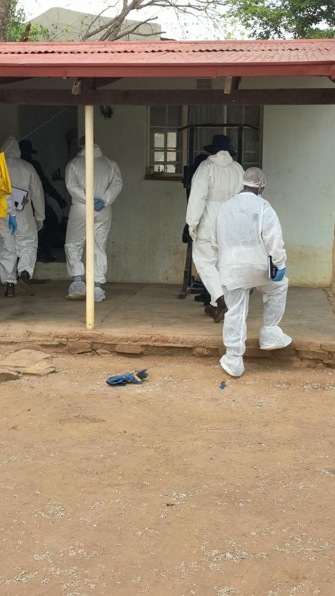 tumisole's tweet photo. #CountryDuty

Just in: 

The @SAPoliceService has uncovered a major Drug Laboratory in Haarties

Police are still at the crime scene and gathering evidence. 

It is suspected that the facility is being used for the manufacturing of Mandrax https://t.co/wQTIg5l1Qw