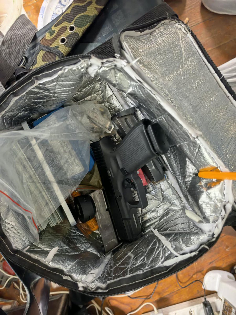tumisole's tweet photo. #CountryDuty

Just in: 

The @SAPoliceService has uncovered a major Drug Laboratory in Haarties

Police are still at the crime scene and gathering evidence. 

It is suspected that the facility is being used for the manufacturing of Mandrax https://t.co/wQTIg5l1Qw