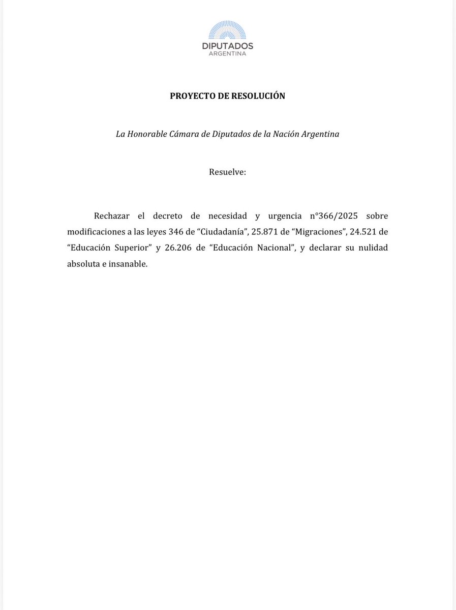 Juli_Strada's tweet photo. Sobre la Venta de Ciudadanía por 350 mil dólares (que es la ventana que abrieron para que extranjeros compren tierras de forma ilimitada): hay que rechazar el DNU 366 del 2025. 
Ese DNU, por cierto, ya está judicializado y a Caputo nunca le importó ni siquiera al anunciar el Pasaporte de Oro desde París. 

Hoy en día, cualquier extranjero, gracias al DNU 70/2023, puede comprar
cuantas tierras quiera. O bien, gracias al DNU 366/2025, puede comprar la
ciudadanía. 
Todos los caminos conducen al mismo destino: la pérdida de la
soberanía nacional y la destrucción del orden constitucional. 
Hay que rechazar AMBOS. 

(Me ahorro la explicación técnica de por qué no corresponde cambiar estas leyes por decreto de necesidad y urgencia cuando no se demuestran ninguna de las dos razones).