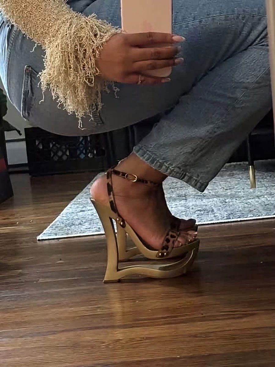 Dreambeanxx's tweet photo. UGH ! A NASTY HEEL 😍😍🥴🥴🥴🥴😩 https://t.co/8X5nET2Tni