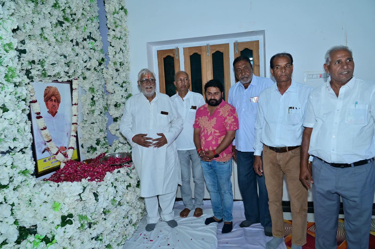 DevraMahen44895's tweet photo. पूर्व ऊर्जा मंत्री श्री भंवर सिंह जी भाटी के पूज्य पिताजी
स्व. श्री रघुनाथ जी भाटी के निधन पर आज उनके पैतृक गांव हदां पहुंचकर
यूथ INTUC प्रदेश अध्यक्ष के रूप में शोक संवेदना व्यक्त की। 🙏

विनम्र श्रद्धांजलि एवं सादर नमन।

@BSBhatiInc https://t.co/22oQGLyRES