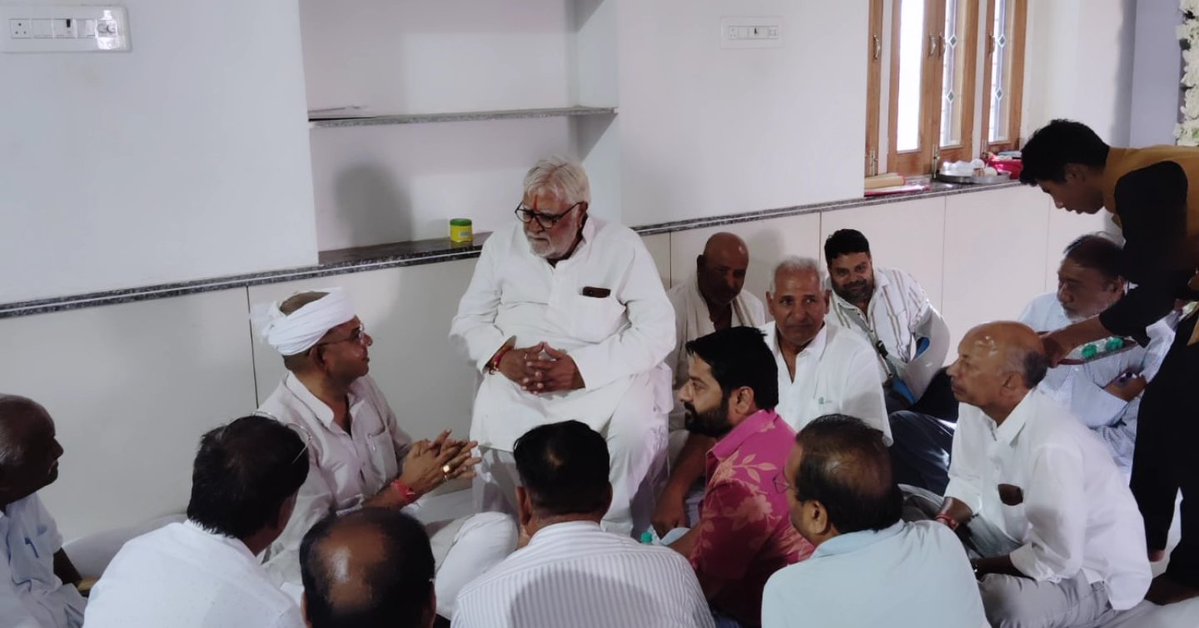 DevraMahen44895's tweet photo. पूर्व ऊर्जा मंत्री श्री भंवर सिंह जी भाटी के पूज्य पिताजी
स्व. श्री रघुनाथ जी भाटी के निधन पर आज उनके पैतृक गांव हदां पहुंचकर
यूथ INTUC प्रदेश अध्यक्ष के रूप में शोक संवेदना व्यक्त की। 🙏

विनम्र श्रद्धांजलि एवं सादर नमन।

@BSBhatiInc https://t.co/22oQGLyRES