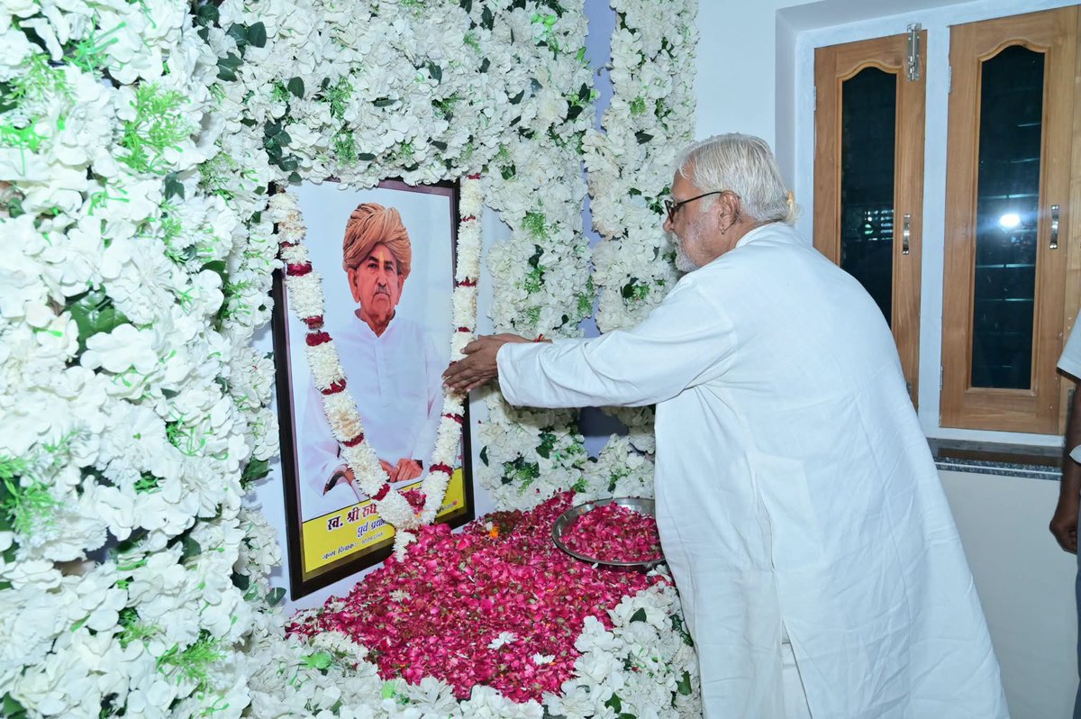 DevraMahen44895's tweet photo. पूर्व ऊर्जा मंत्री श्री भंवर सिंह जी भाटी के पूज्य पिताजी
स्व. श्री रघुनाथ जी भाटी के निधन पर आज उनके पैतृक गांव हदां पहुंचकर
यूथ INTUC प्रदेश अध्यक्ष के रूप में शोक संवेदना व्यक्त की। 🙏

विनम्र श्रद्धांजलि एवं सादर नमन।

@BSBhatiInc https://t.co/22oQGLyRES