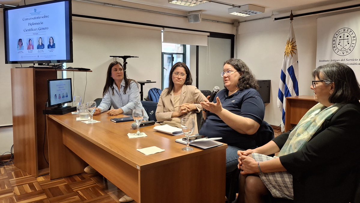 CancilleriaUy's tweet photo. 💬 Se realizó el conversatorio "Diplomacia Científica y Género" en el Instituto Artigas del Servicio Exterior.

👩‍🔬La actividad tuvo como objetivo generar un espacio de diálogo sobre las experiencias y desafíos de las mujeres en ciencia, tecnología e innovación.

🌎 El encuentro se enmarca en las acciones de Cancilleria que busca impulsar la diplomacia científica como herramienta estratégica de la política exterior, orientada a fortalecer la cooperación y abordar desafíos que trascienden las fronteras.

#DiplomaciaCientífica #DiplomaciaCultural #ServicioExterior