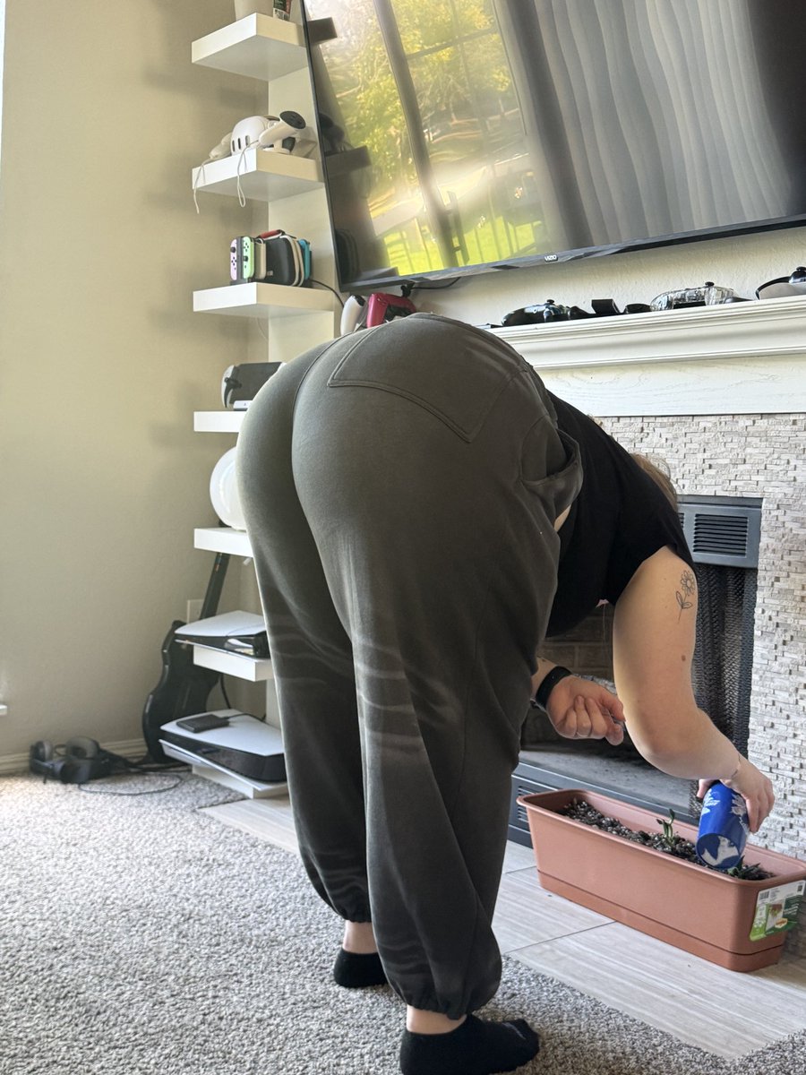 PapiiBerto's tweet photo. My best friend has been bending over in front of me like this so much recently, what does this mean? 🫣 https://t.co/nYKUYHDv6x