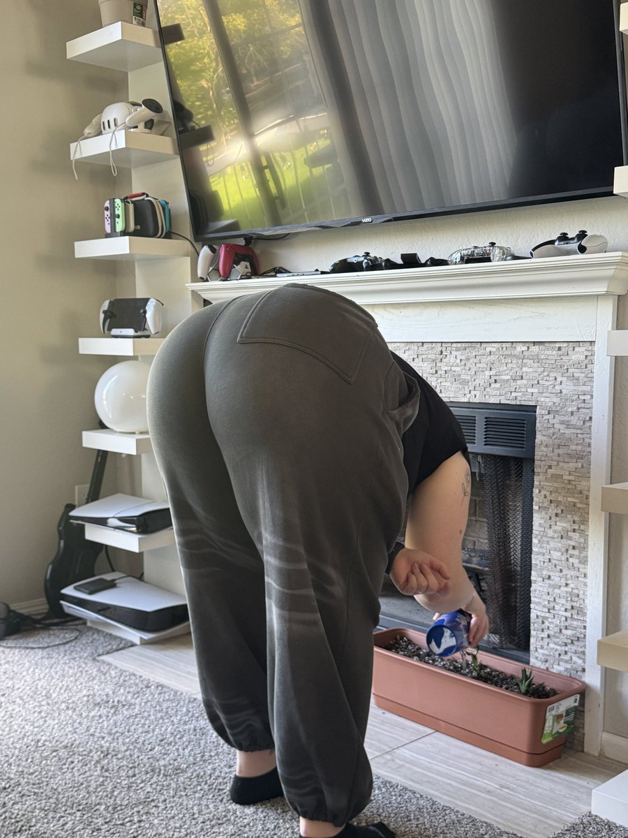 PapiiBerto's tweet photo. My best friend has been bending over in front of me like this so much recently, what does this mean? 🫣 https://t.co/nYKUYHDv6x