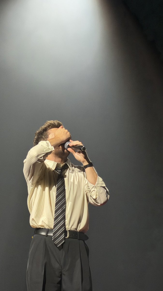 discodivarry's tweet photo. this picture is harry styles or niall horan extremely hard edition https://t.co/azsWZ64G2m