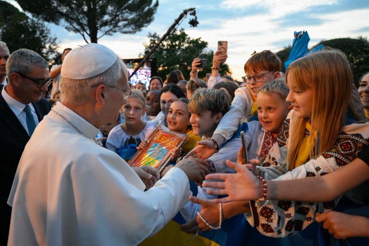 VaticanNewsPL's tweet photo. Polskie dzieci odpowiadają na apel Leona XIV i modlą się na różańcu o zakończenie wojen i pokój. Głównym miejscem tegorocznej inicjatywy "Milion dzieci modli się na różańcu" w Polsce będzie Narodowe Sanktuarium św. Józefa w Kaliszu
➡️ https://t.co/AyxY2S0Nzy

@EpiskopatNews https://t.co/A9dpY9PNVN