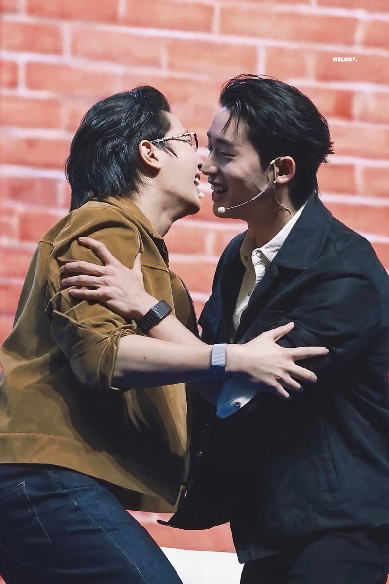 _welody's tweet photo. 261006 @Williamjkp1 @EstRvp 

I love my job~^ω^

WILLIAMEST WESLEY ON STAGE
#GMMTVLiveHouse 
#WilliamEst #วิลเลี่ยมเอส https://t.co/JmXawedhmR