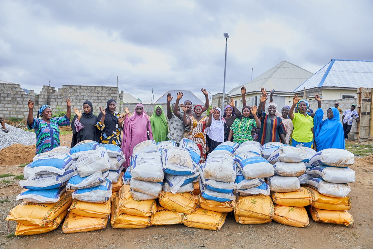 woye1's tweet photo. If you think the fuel-subsidy money simply disappeared, look again.

2: Under FG not Tinubu, N200bn is backing agriculture domiciled in @bankofagricng 

3: the scheme is known as Guaranteed Minimum Price Programme 

-(a): GMPP helps 500,000+ smallholder farmers with a price floor for their produce, reducing distress sales and improving access to finance and markets.

4: From subsidising consumption to investing in production.

5: That’s the microeconomic story. @SenatorAKyari @sabialiyu_ @ayosotinrin @kunmigbenga @akinwale_cfi @Faridatu001 @BiggRaj @UgoAgro_ @kupal_robinson @ishaqsamaila5 @Better_Kaduna @KadunaMOAgric @KadunaMarkets @GaAondu30975 @AShammeh @Bellotsoho @JohnUghulu @Mansaah_Musa @Minikothe3rd @bibe_habib @ui_shehu @OloriOfOloriss @Ebenbolu @prinxe_B @citizenshangout