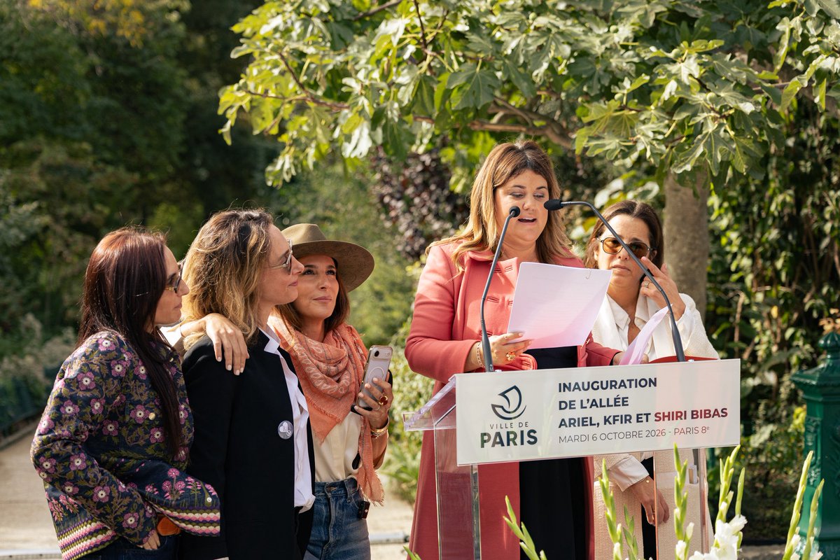 egregoire's tweet photo. Bibas. 
Ce nom résonne comme un symbole du massacre perpétré le 7 octobre 2023. 

Il y a 3 ans, la famille Bibas a été enlevée par des terroristes du Hamas. Shiri, Ariel et Kfir ne sont jamais revenus.  

Dans la pierre parisienne, la mémoire du monde vit tous les jours, et nous devons les y accueillir.
Je suis très ému d’avoir inauguré aujourd'hui l’allée Bibas, au parc Monceau, dans le 8e arrondissement. 

Alors que les haines resurgissent, la lutte contre l’antisémitisme ne peut être une posture d’apparat. Il est essentiel de réaffirmer notre détermination à porter ce combat.

📸 Guillaume Bontemps - Ville de Paris.